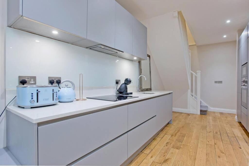 F1 Outstanding 1 Bed Duplex London