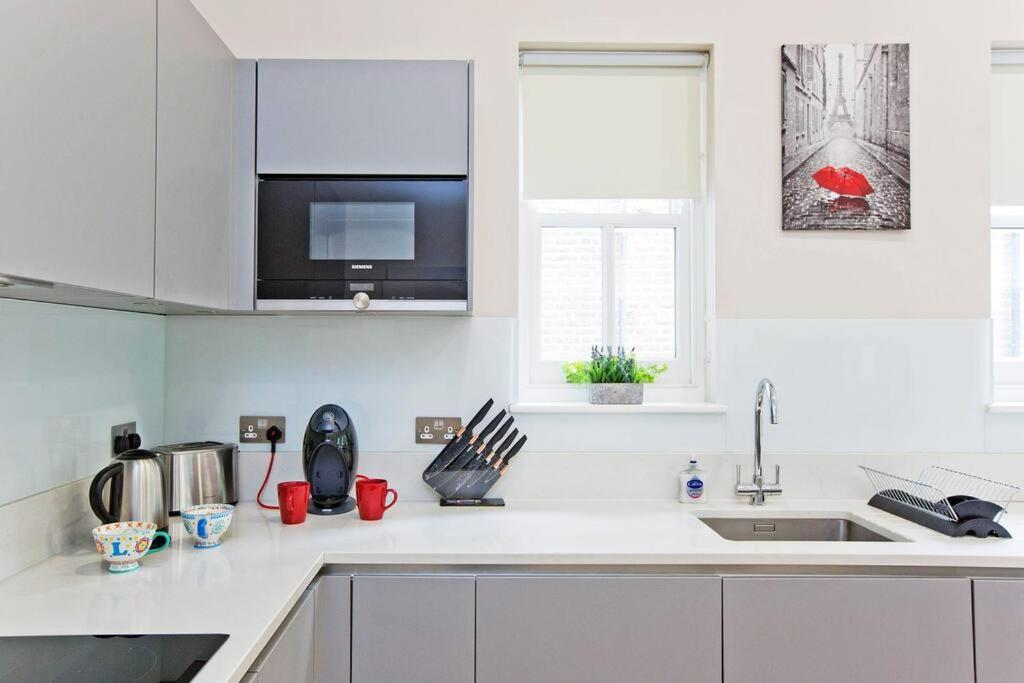 F3 Bright And Cheerful Studio *