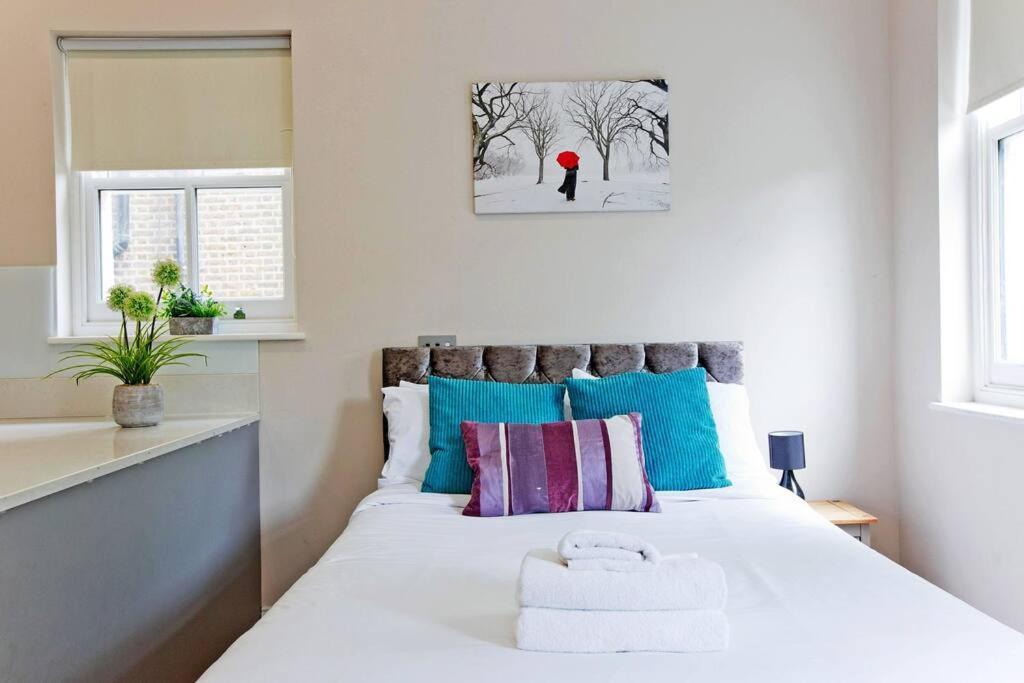 F3 Bright And Cheerful Studio