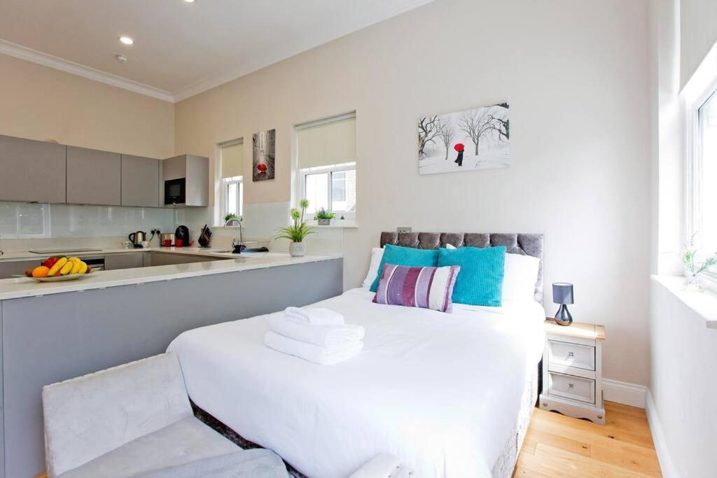 F3 Bright And Cheerful Studio