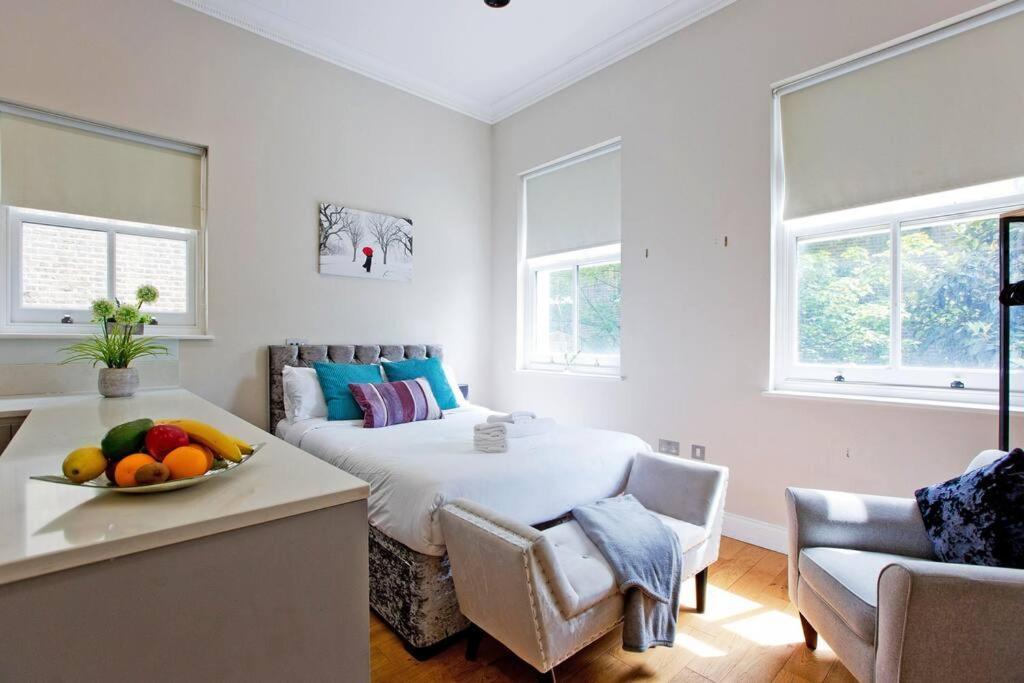 F3 Bright And Cheerful Studio *