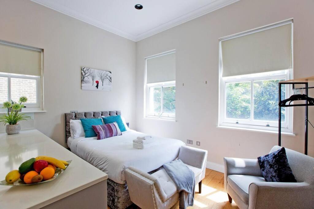 F3 Bright And Cheerful Studio