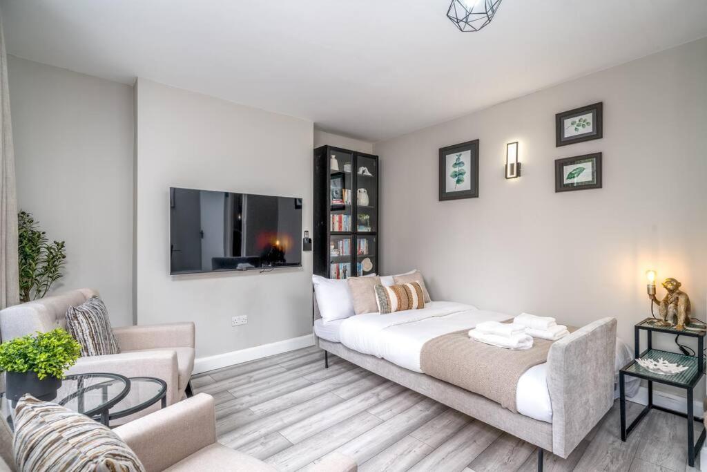Large Stylish Apartment London
