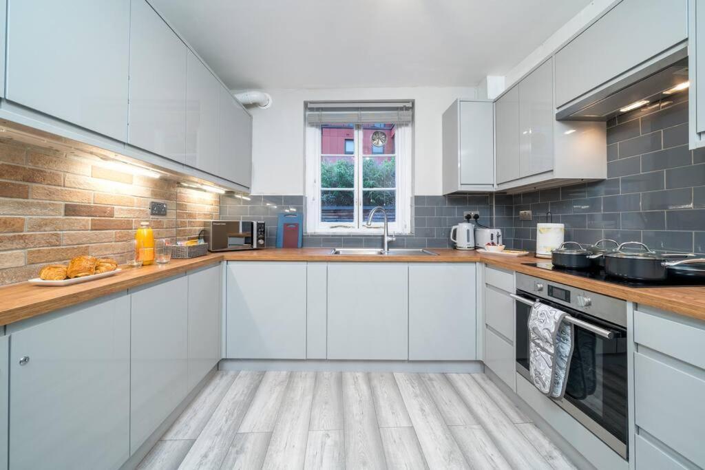 Large Stylish Apartamento