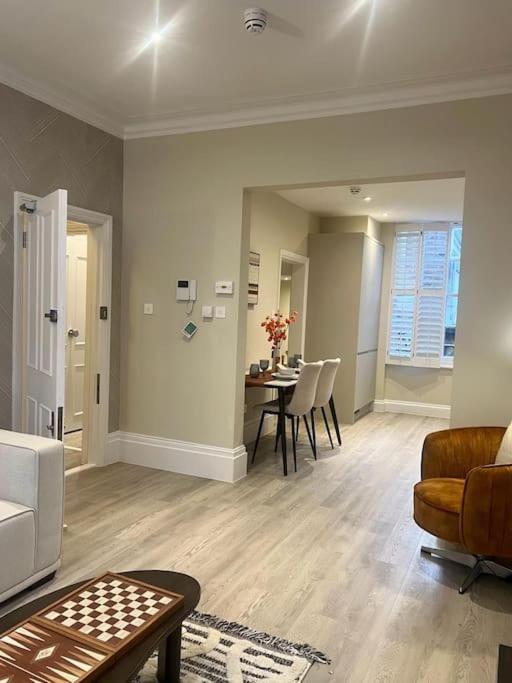 New Flat In Holland Park *