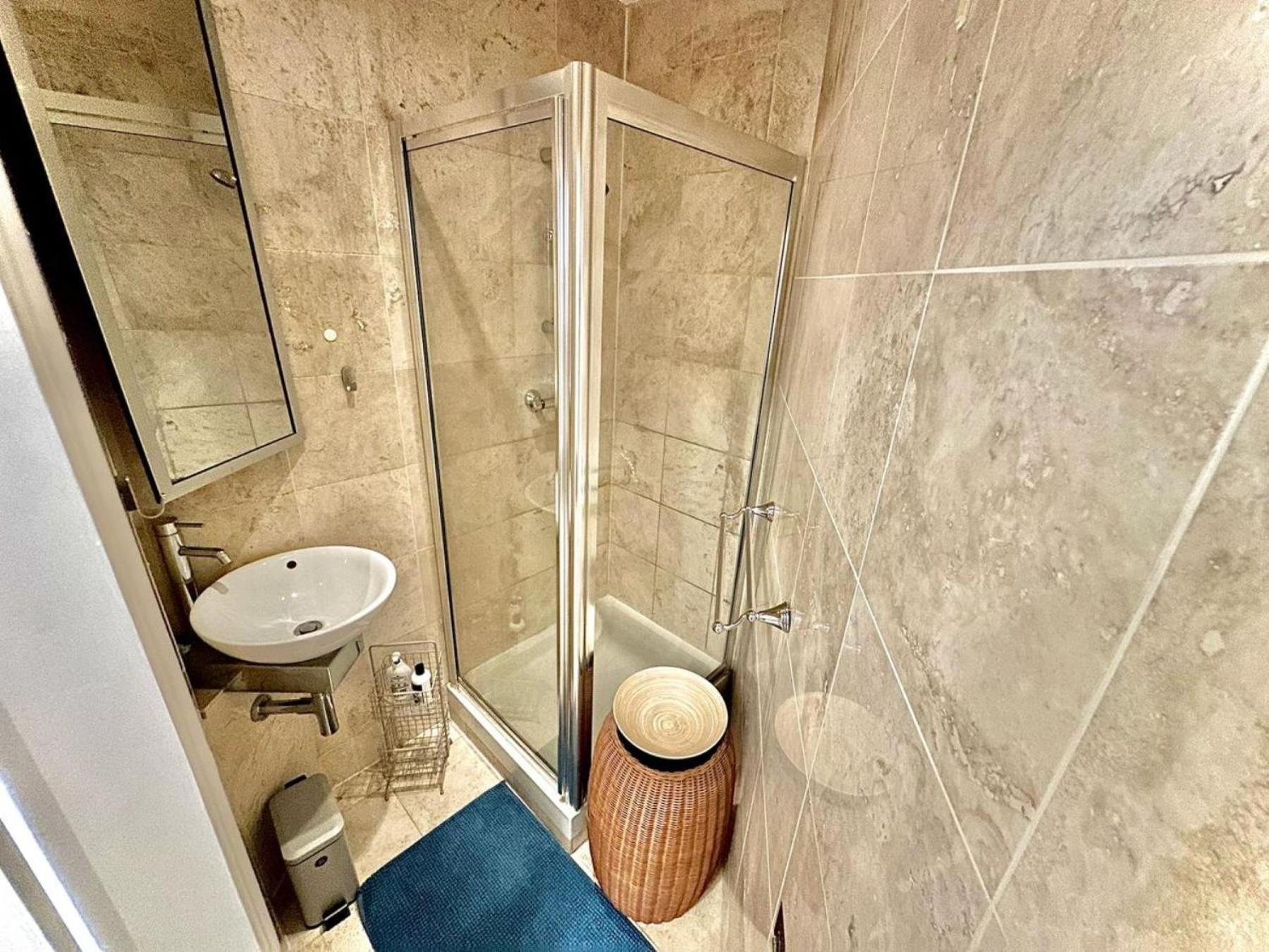 Alluring 2-bed, 2-bath Flat On High Street Kensington, Near Kensington Palace Apartamento *