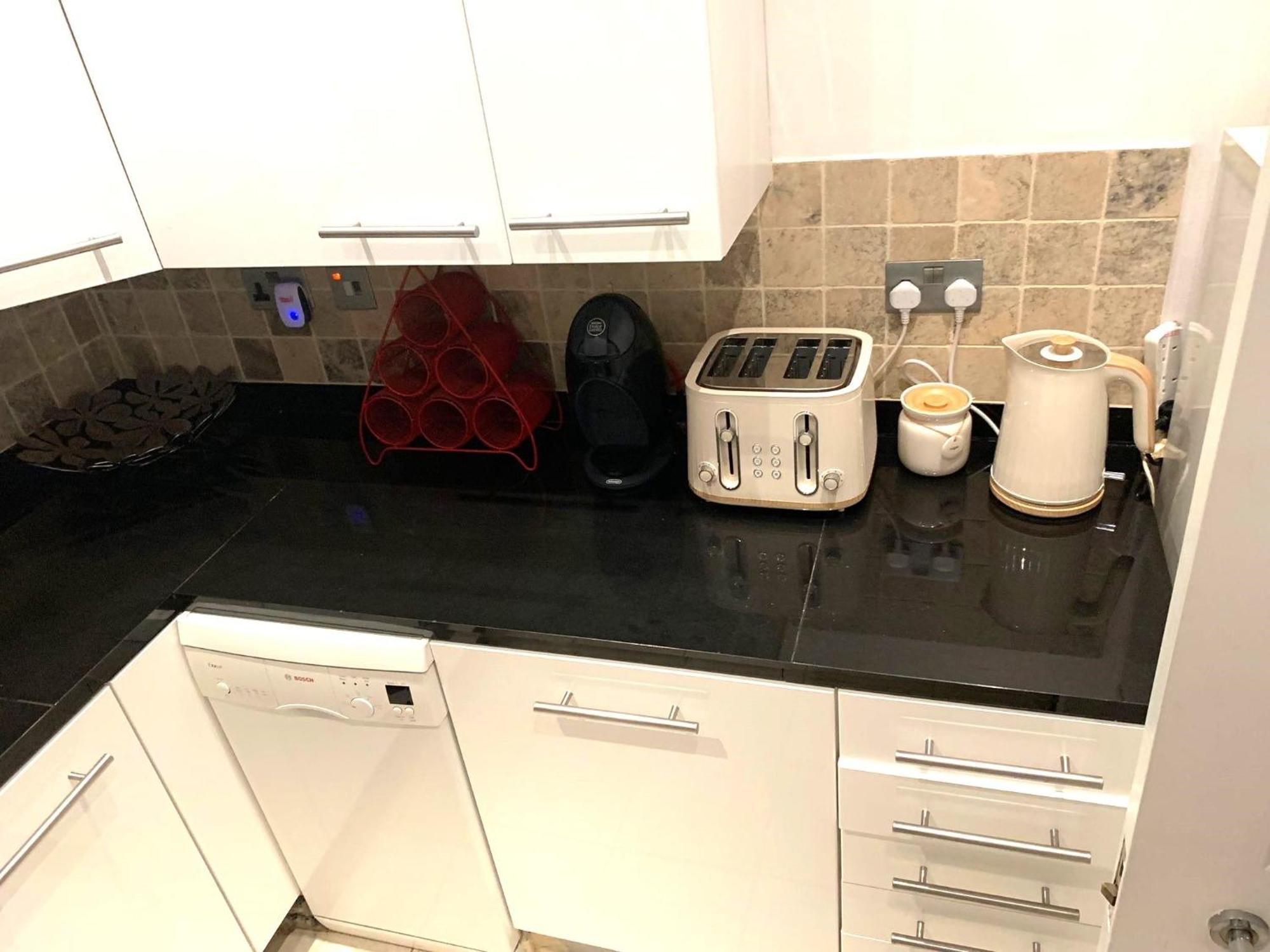 Alluring 2-bed, 2-bath Flat On High Street Kensington, Near Kensington Palace * Londres