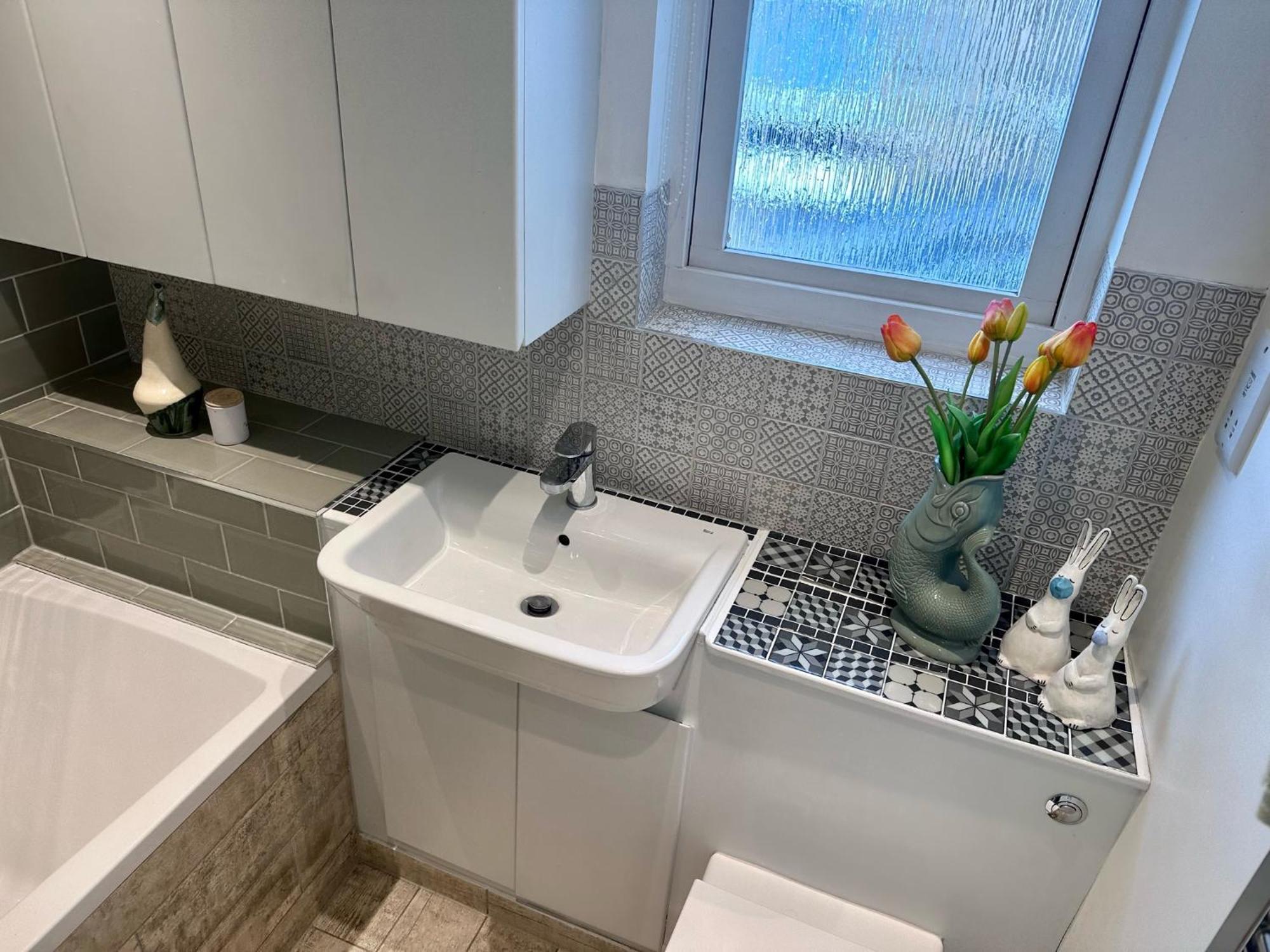 Large Bedroom In Beautiful House Homestay London