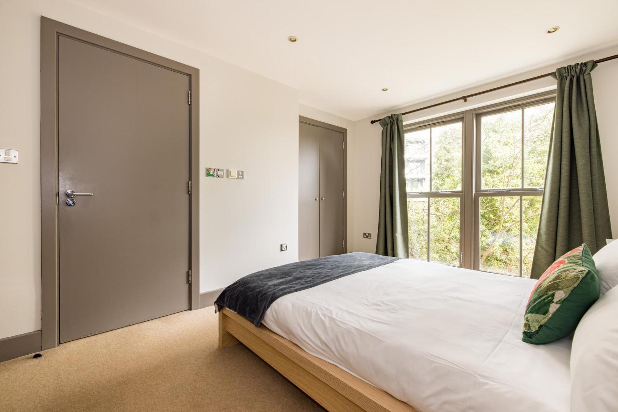 Spacious 2 Bed Battersea High Street