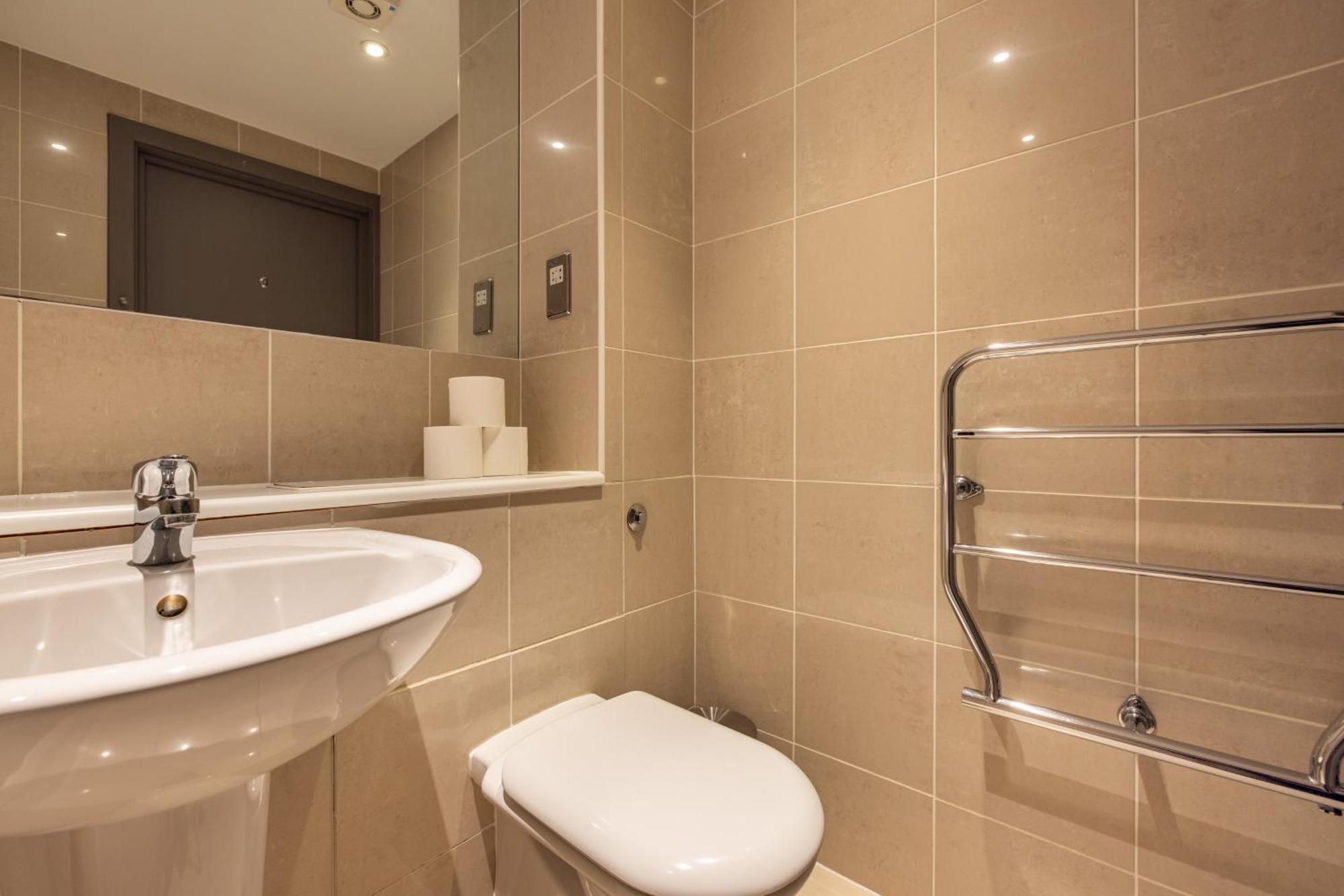 Spacious 2 Bed Battersea High Street