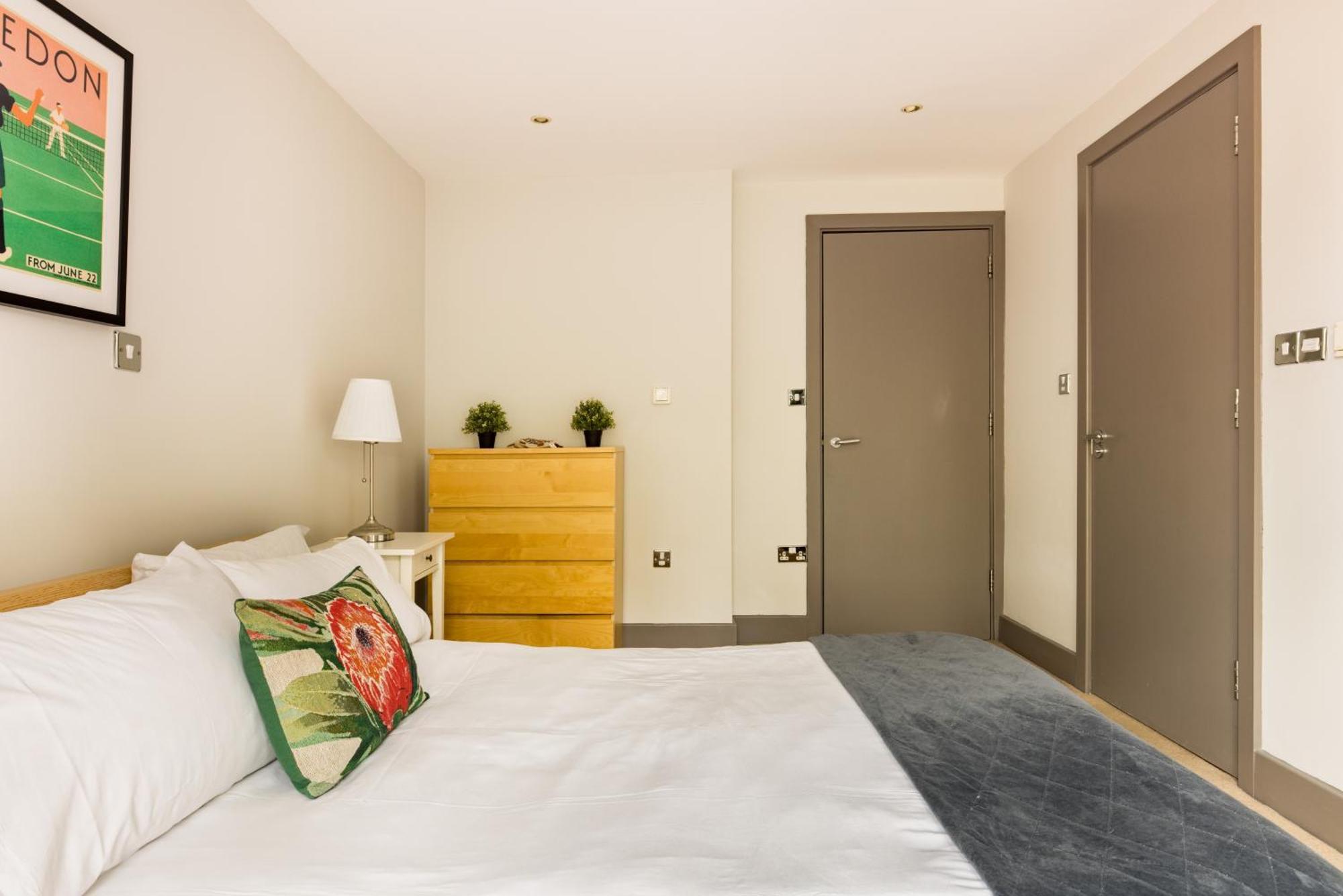 Spacious 2 Bed Battersea High Street