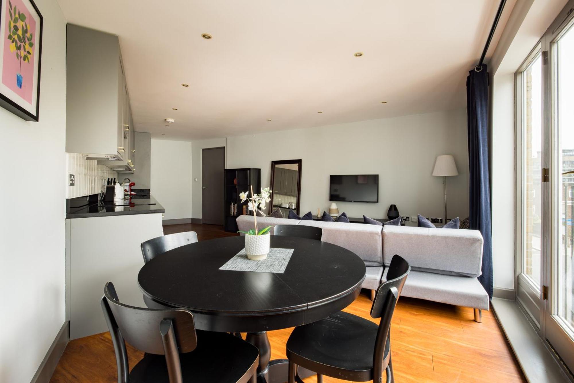 Spacious 2 Bed Battersea High Street