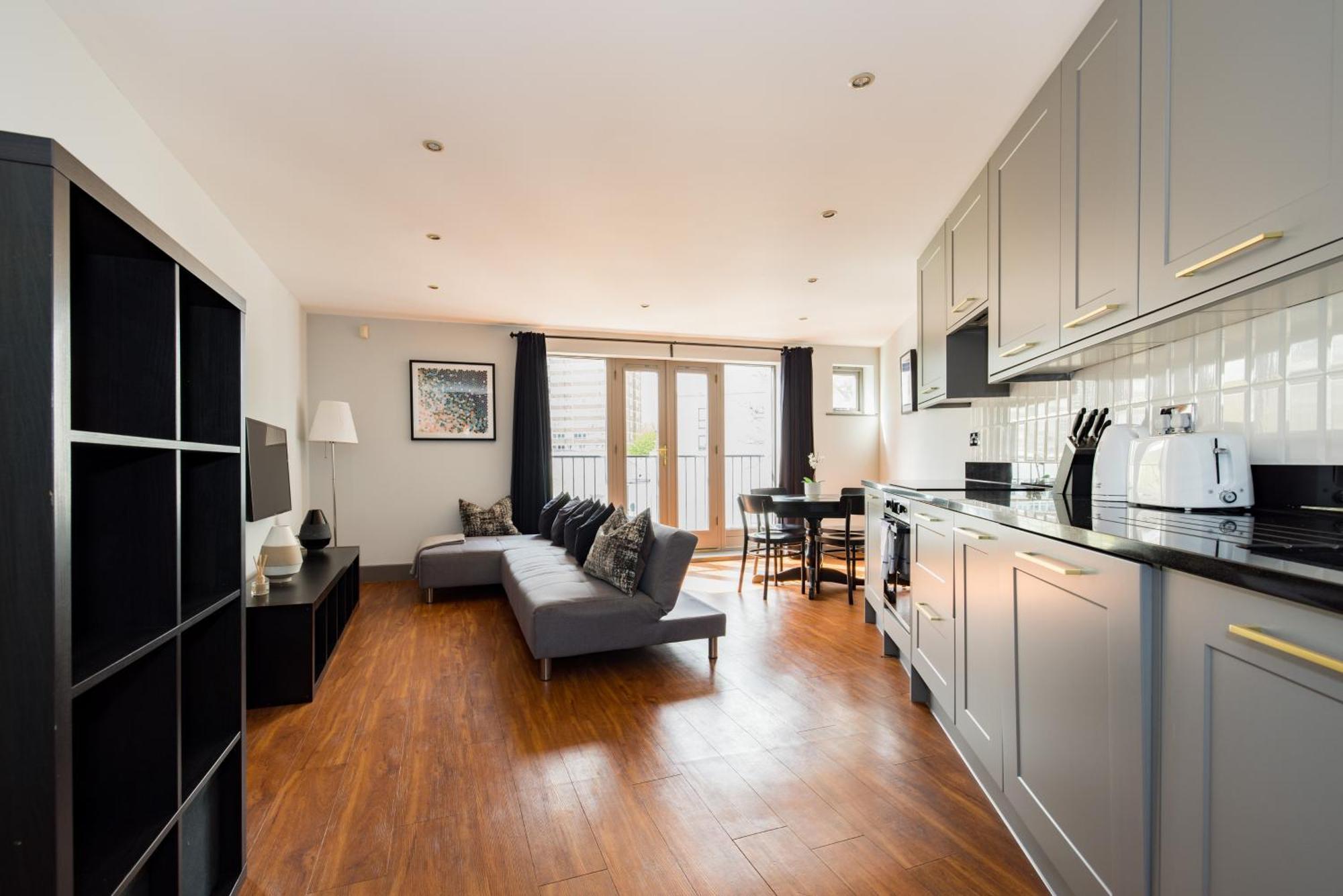 Spacious 2 Bed Battersea High Street *