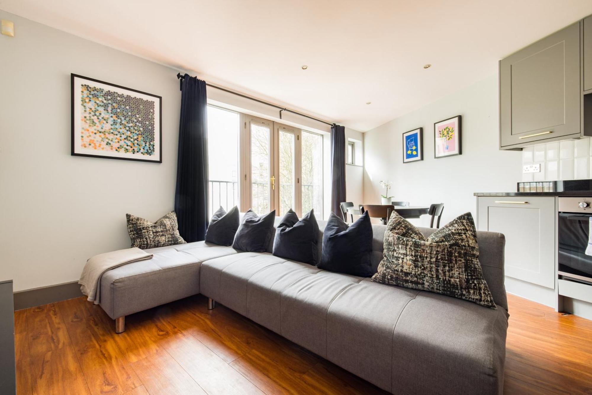 Spacious 2 Bed Battersea High Street *