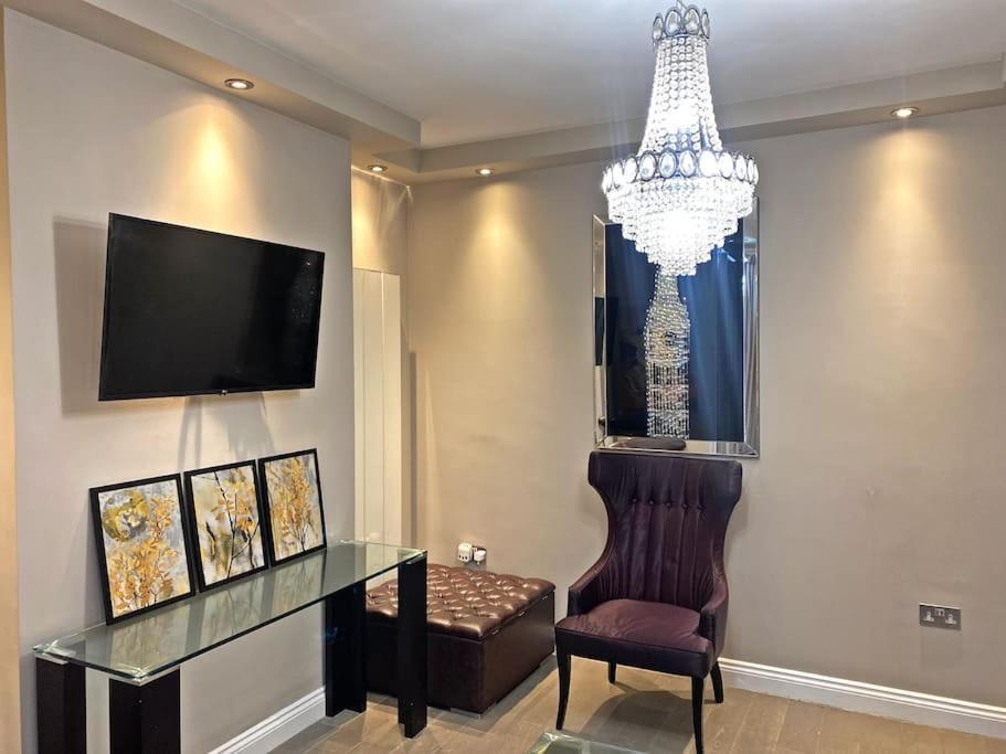 Oikoshomes Three Bedroom Flat In * London