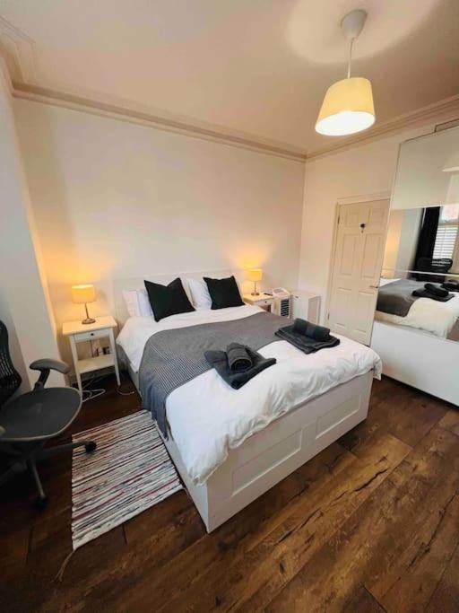 Lovely 2 Bedroom Ground Floor Flat With Garden. *