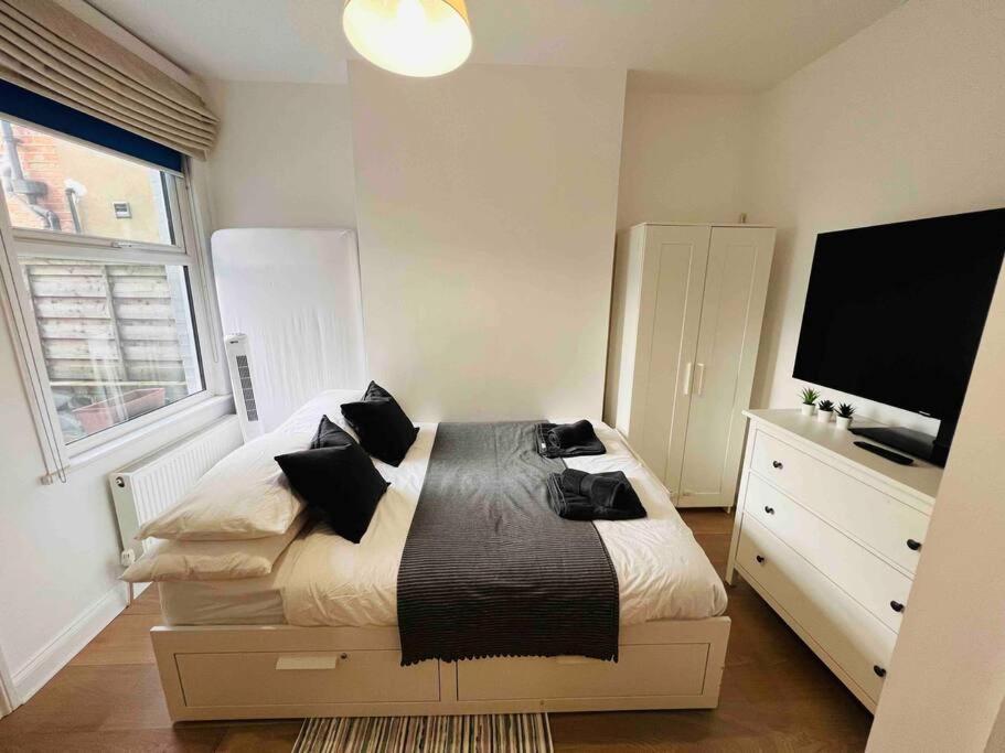 Lovely 2 Bedroom Ground Floor Flat With Garden. * Londres