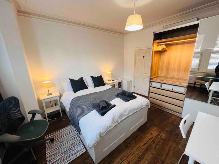 Appartement Lovely 2 Bedroom Ground Floor Flat With Garden. Londres