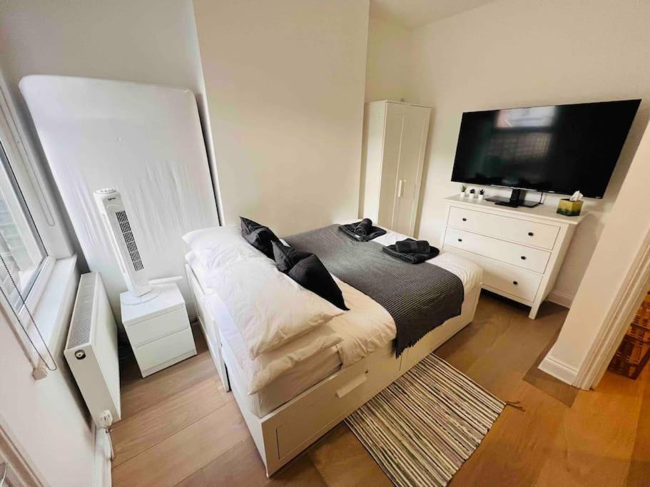 Lovely 2 Bedroom Ground Floor Flat With Garden. * Londres