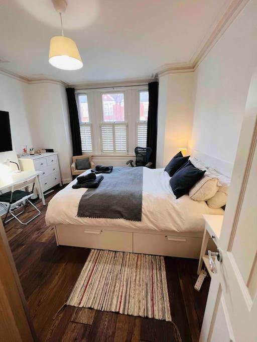 Lovely 2 Bedroom Ground Floor Flat With Garden. Appartement Londres
