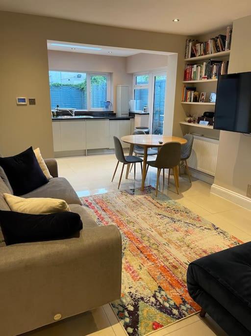 Lovely 2 Bedroom Ground Floor Flat With Garden. Appartement *
