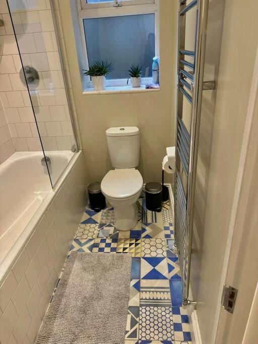 Lovely 2 Bedroom Ground Floor Flat With Garden. *