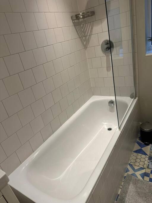 Lovely 2 Bedroom Ground Floor Flat With Garden.