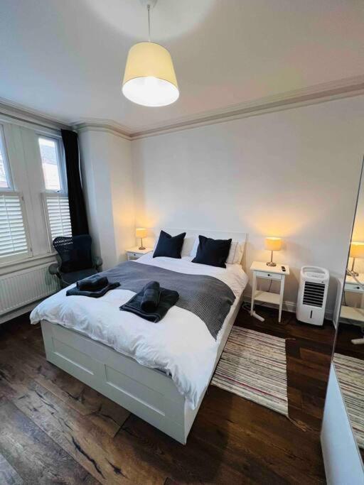 Lovely 2 Bedroom Ground Floor Flat With Garden. * Londres