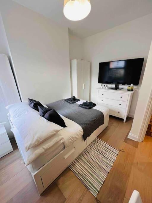 Lovely 2 Bedroom Ground Floor Flat With Garden. Appartement Londres