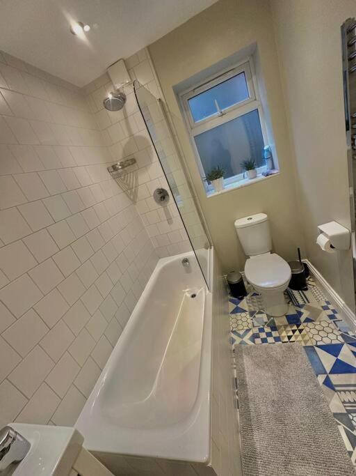 Lovely 2 Bedroom Ground Floor Flat With Garden. Londres