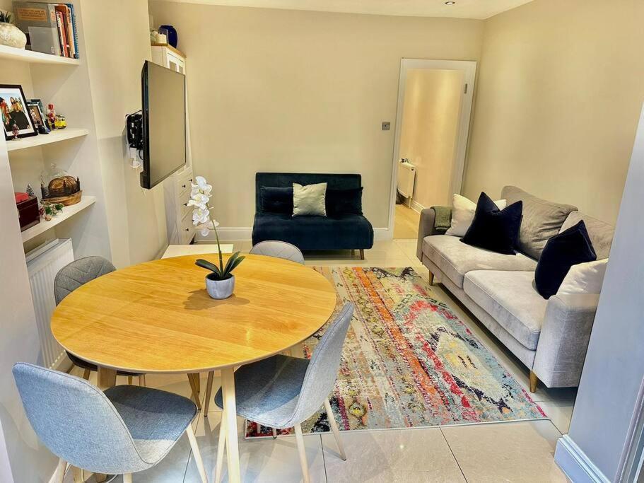 Lovely 2 Bedroom Ground Floor Flat With Garden. *