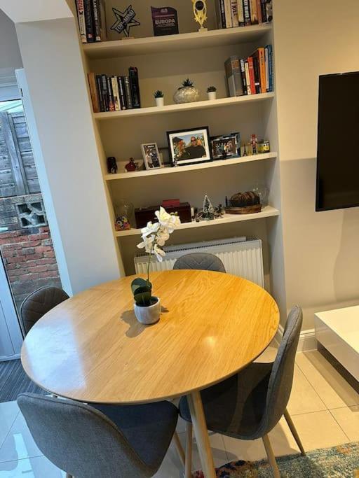 Appartement Lovely 2 Bedroom Ground Floor Flat With Garden.
