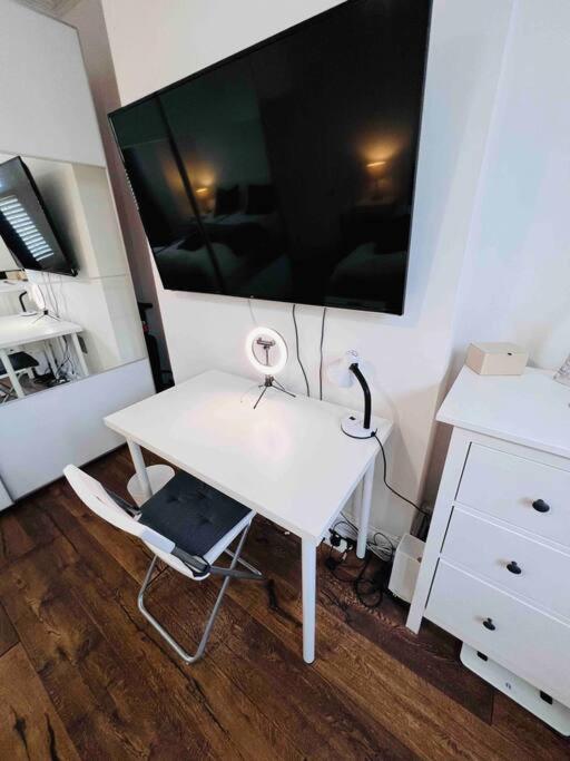 Lovely 2 Bedroom Ground Floor Flat With Garden. *