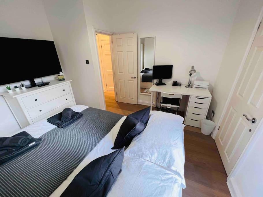 Lovely 2 Bedroom Ground Floor Flat With Garden. Appartement *