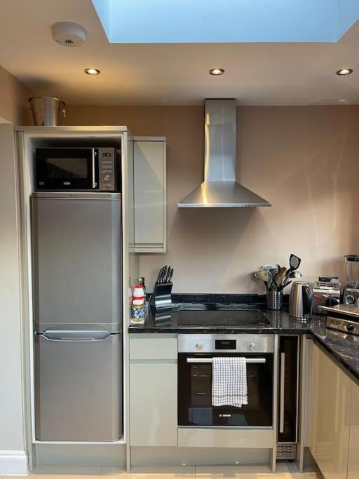 Lovely 2 Bedroom Ground Floor Flat With Garden. *
