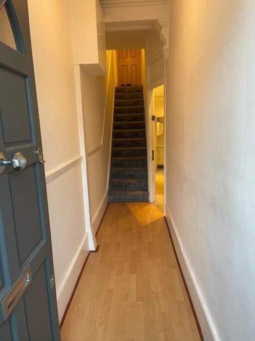 Lovely 2 Bedroom Ground Floor Flat With Garden. * Londres