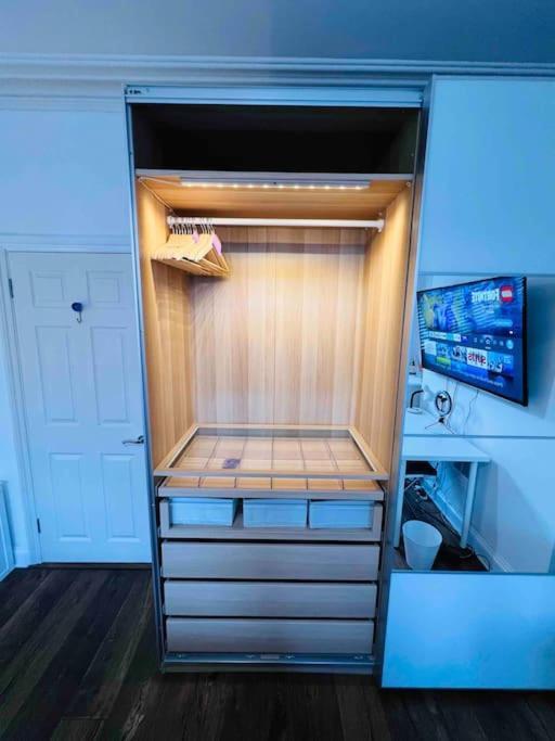Lovely 2 Bedroom Ground Floor Flat With Garden. Appartement Londen