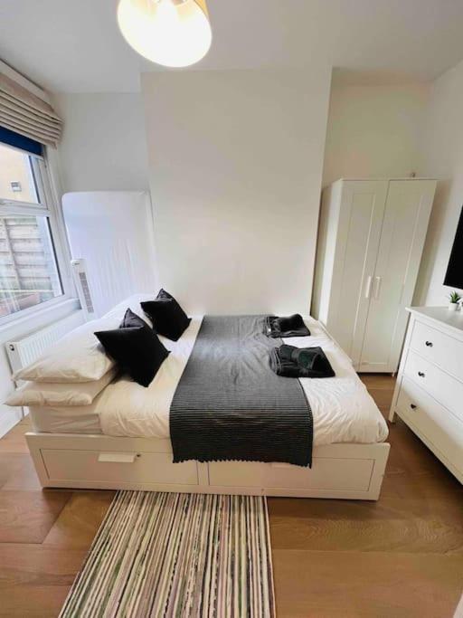Appartement Lovely 2 Bedroom Ground Floor Flat With Garden. *