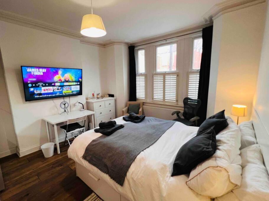Lovely 2 Bedroom Ground Floor Flat With Garden. Appartement Londres