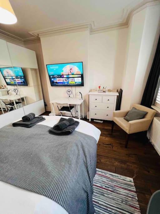 Lovely 2 Bedroom Ground Floor Flat With Garden. Appartement