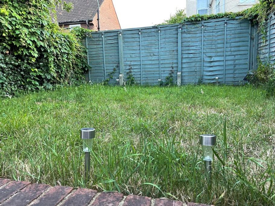 Lovely 2 Bedroom Ground Floor Flat With Garden. Appartement *