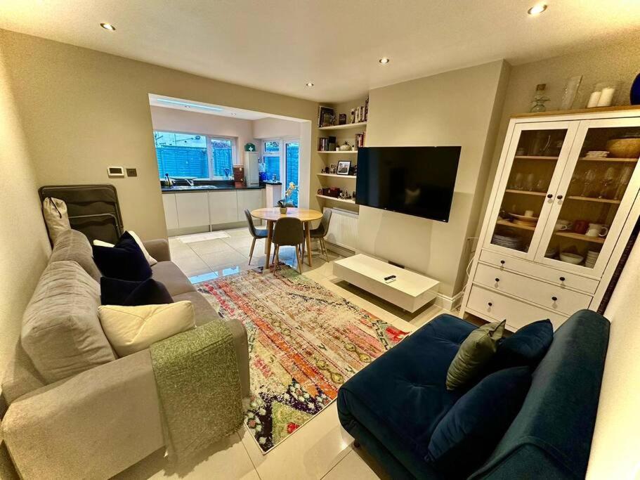 Appartement Lovely 2 Bedroom Ground Floor Flat With Garden. *