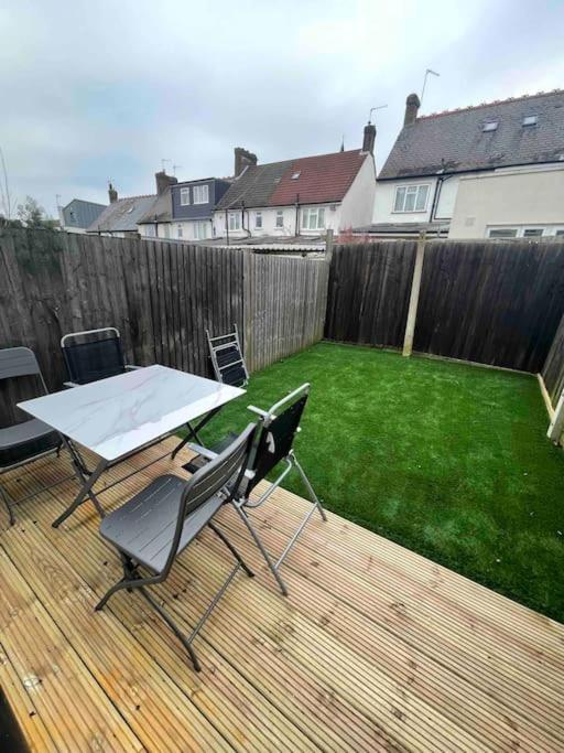 Holiday home Tooting - Cosy 2 Bedroom House With Garden, 5 Mins Walk To Tube Station