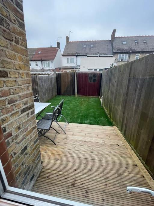 Tooting - Cosy 2 Bedroom House With Garden, 5 Mins Walk To Tube Station Holiday home London