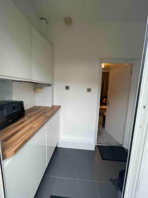 Tooting - Cosy 2 Bedroom House With Garden, 5 Mins Walk To Tube Station London
