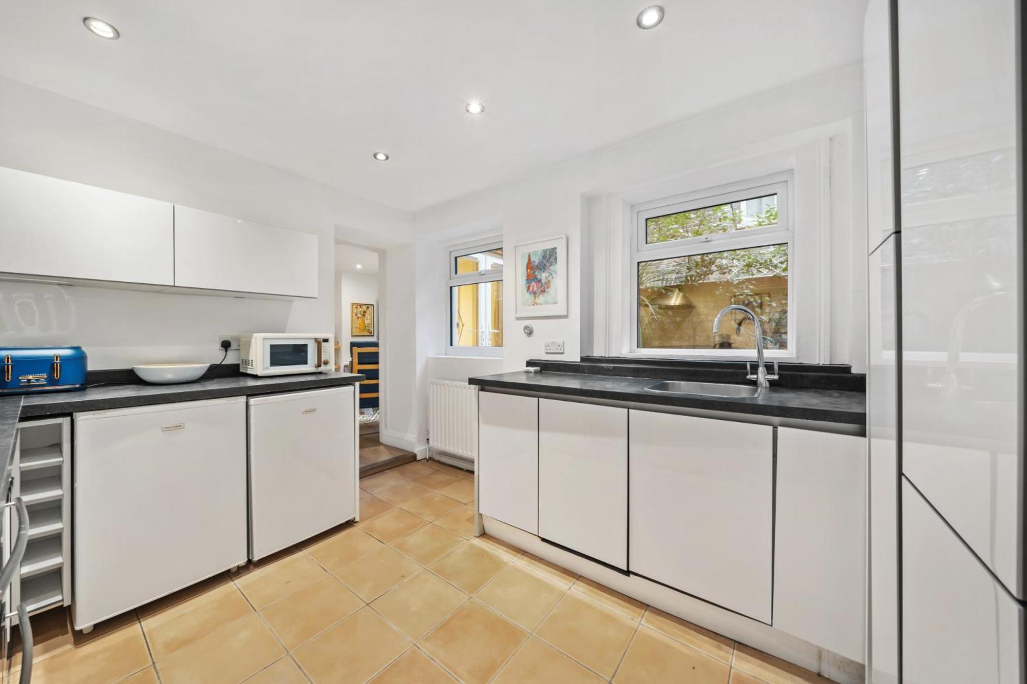 Apartamento 2 Bedroom Garden Flat In W Kensington Londres