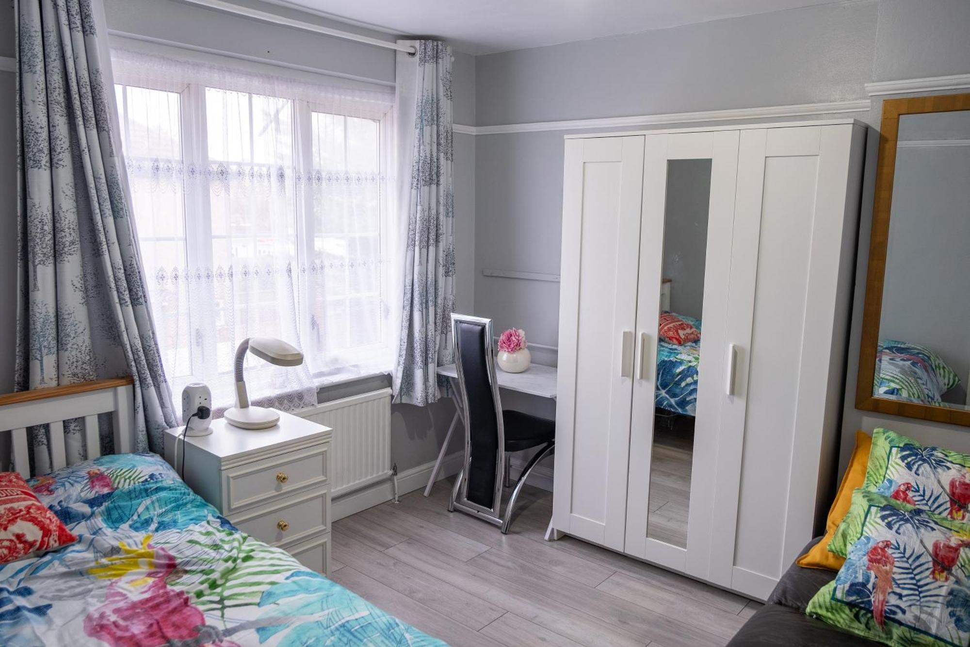 Spacious Double Bedroom In Shooters Hill * Londen