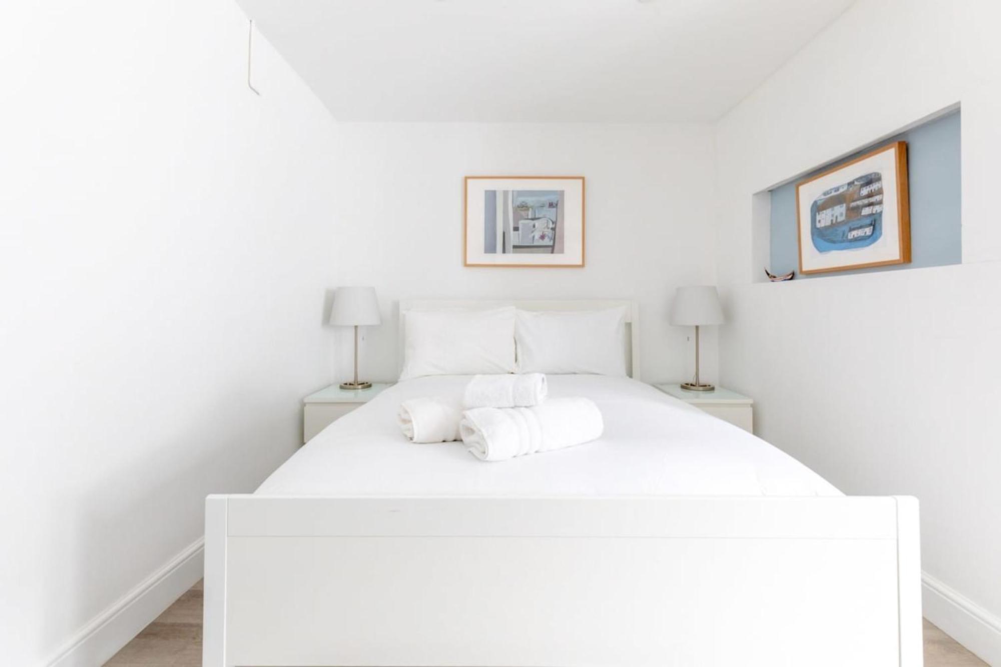 Sleek & Well-connected Flat Archway! *