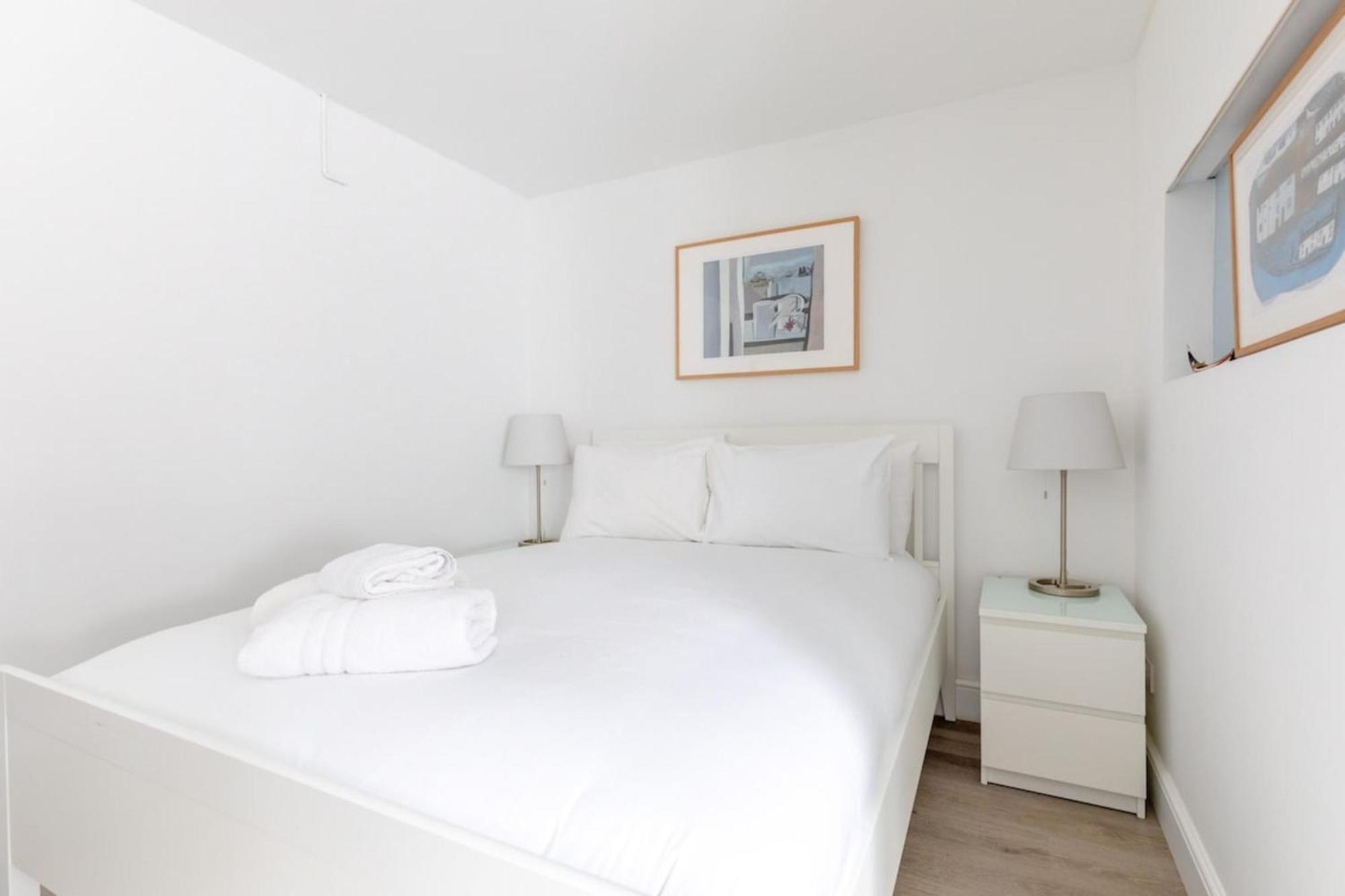 Sleek & Well-connected Flat Archway!
