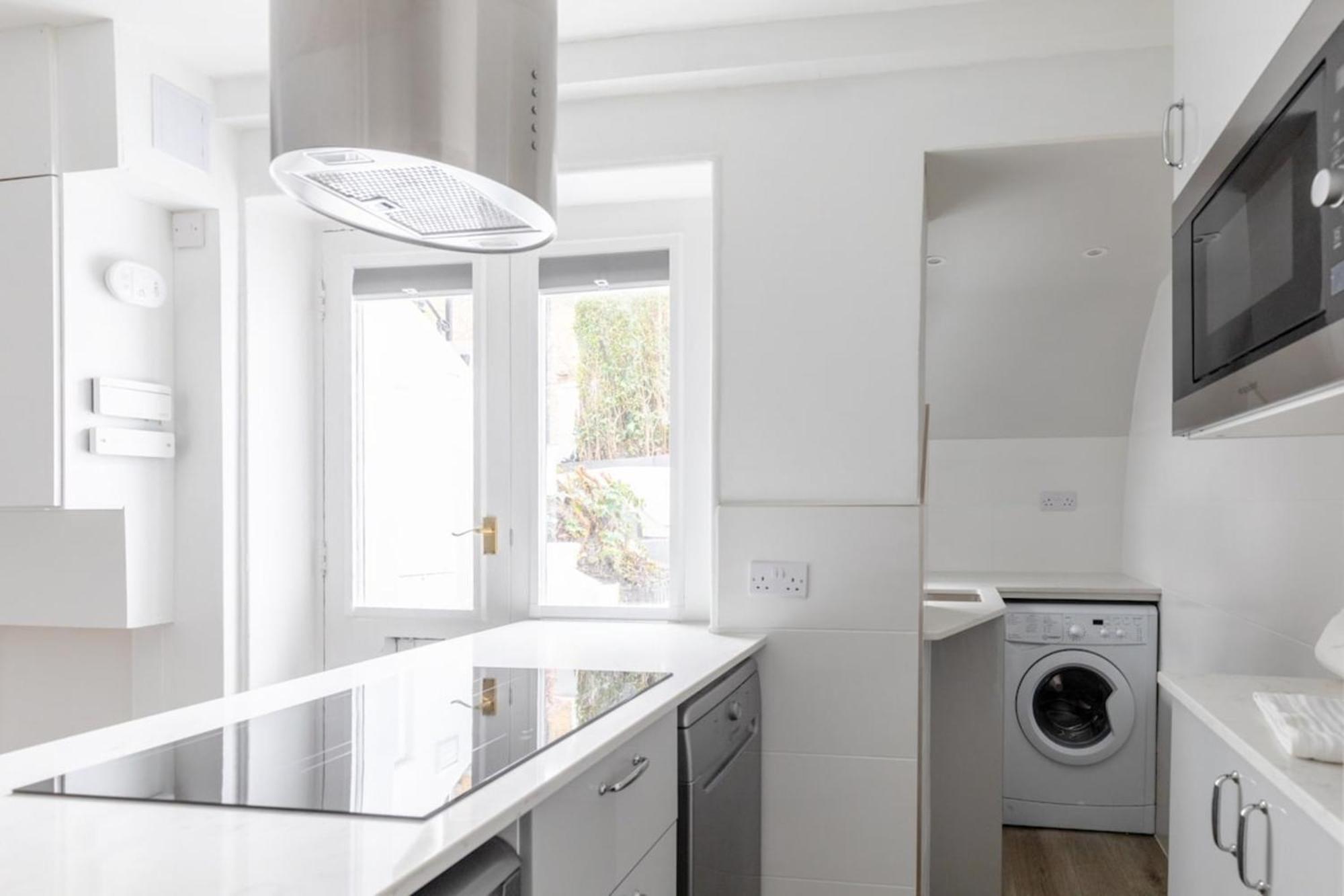Sleek & Well-connected Flat Archway!
